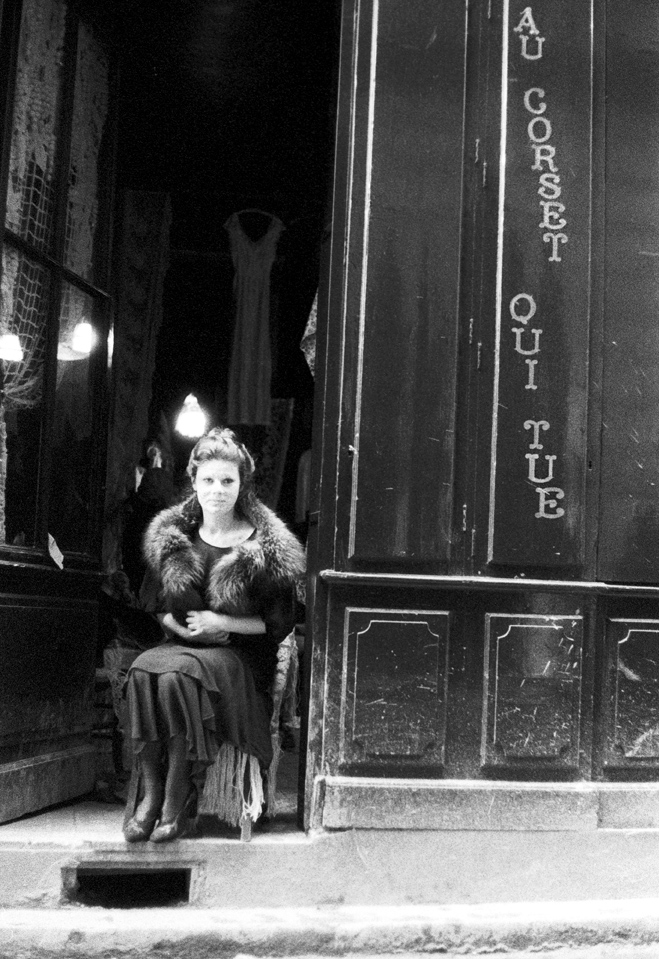 Cecile Euzeby, muse de Pierre Molinier devant sa boutique au Corset qui tue Bordeaux 1973